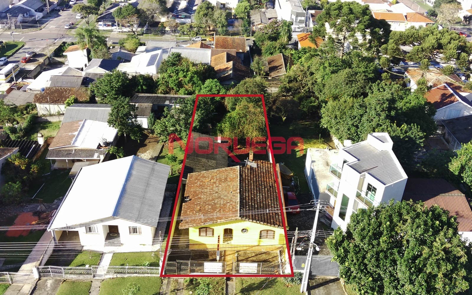 Terreno à venda em Curitiba-PR, no bairro Lindóia, com 696m² de área! Venha conferir!